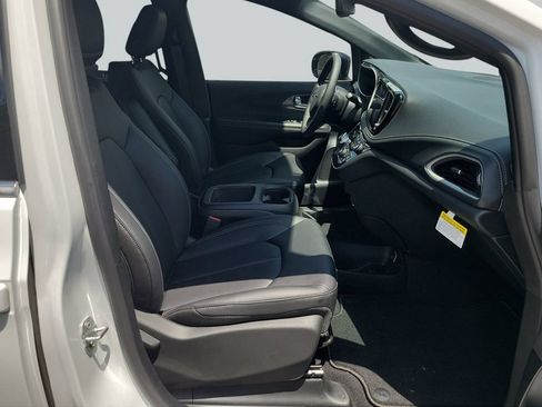 New 2026 Chrysler Pacifica Select FWD image 29