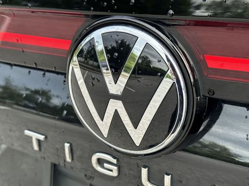 Used 2025 Volkswagen Tiguan SE FWD image 18