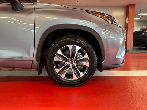 Used 2022 Toyota Highlander XLE AWD/4WD image 31