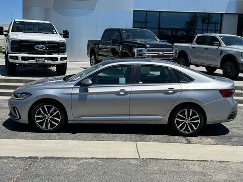 Used 2025 Volkswagen Jetta SE w/ Sunroof Package FWD image 3