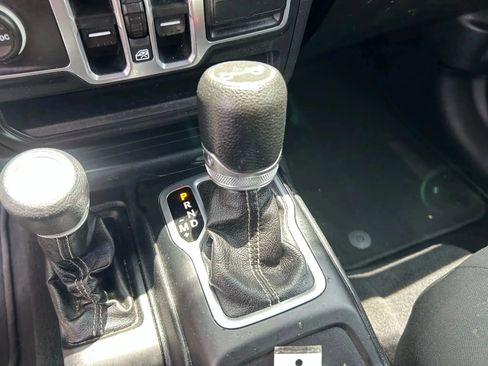 Used 2018 Jeep Wrangler Unlimited Sahara image 21