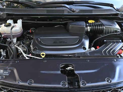 Used 2024 Chrysler Pacifica Touring-L image 11