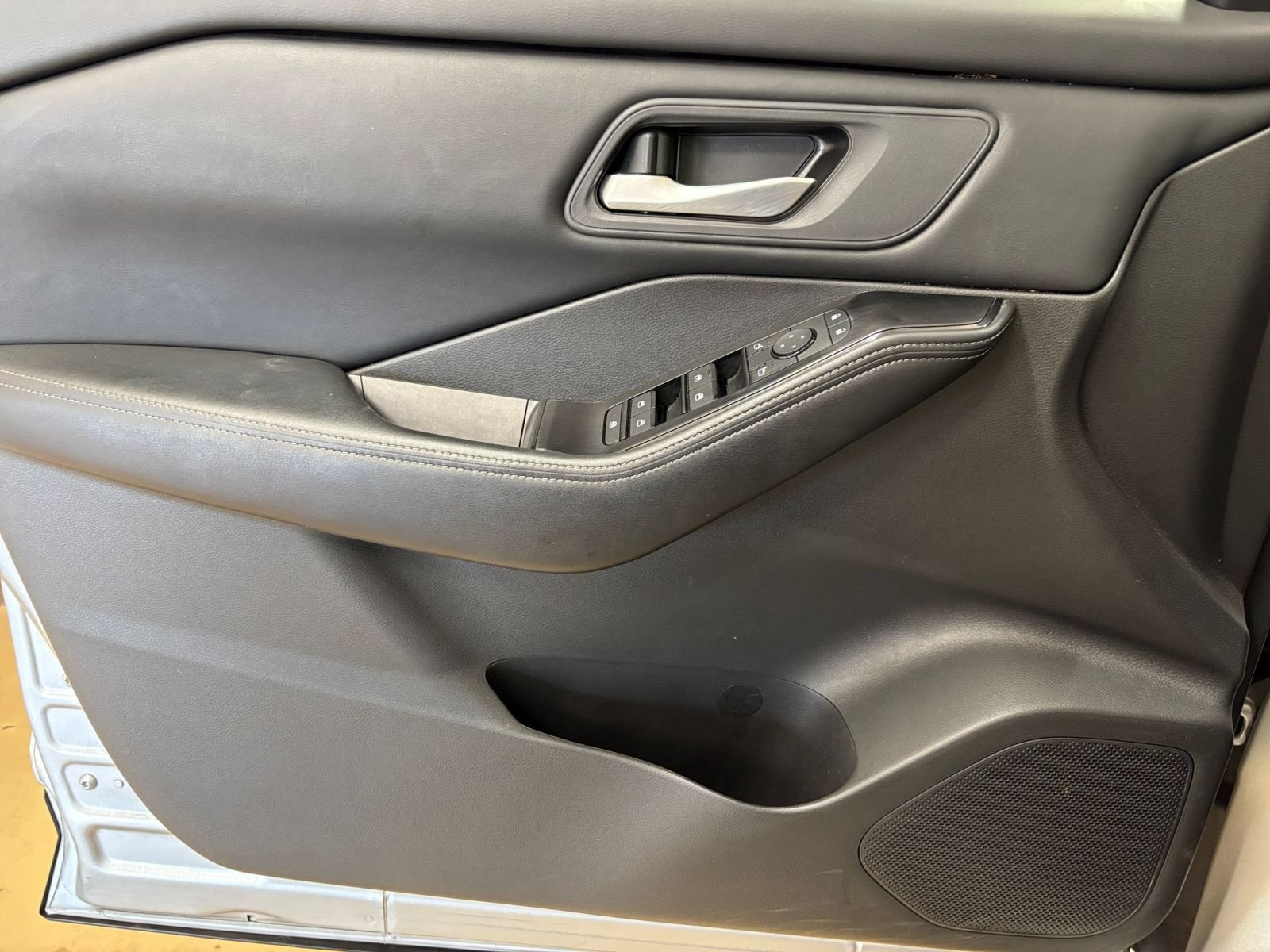 Used 2025 Nissan Rogue SV FWD image 18