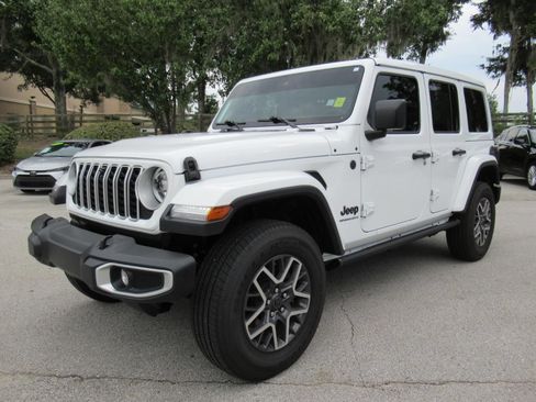 Used 2025 Jeep Wrangler Unlimited Sahara w/ Technology Group AWD/4WD image 4