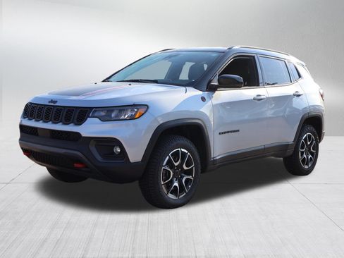 Used 2025 Jeep Compass Trailhawk AWD/4WD image 3