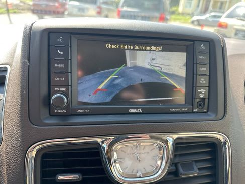 Used 2015 Chrysler Town & Country Touring w/ Driver Convenience Group FWD image 21