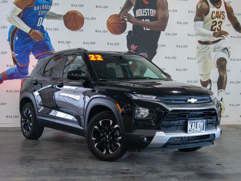 Used 2022 Chevrolet TrailBlazer LT w/ Convenience Package FWD image 2