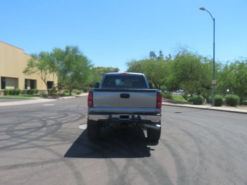 Used 2006 Chevrolet Silverado 2500 LT w/ Heavy-Duty Power Package AWD/4WD image 12