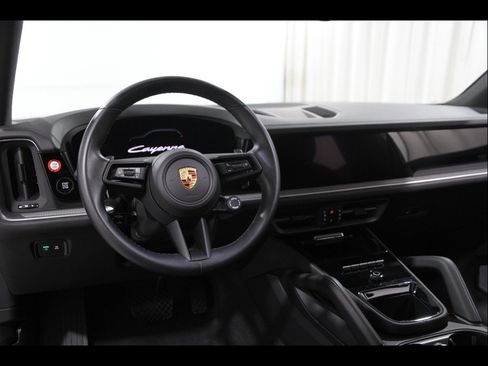 Used 2024 Porsche Cayenne AWD/4WD image 6
