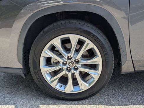Used 2021 Toyota Highlander Limited FWD image 12