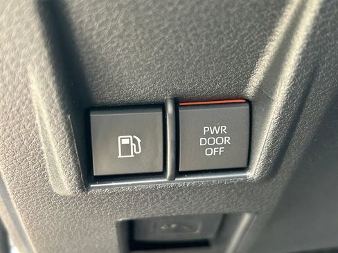Used 2023 Toyota Sienna Platinum FWD image 29