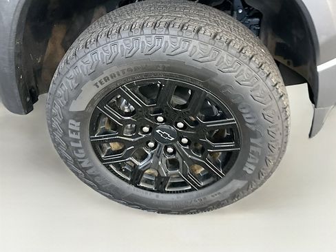 Used 2025 Chevrolet Colorado Trail Boss image 11