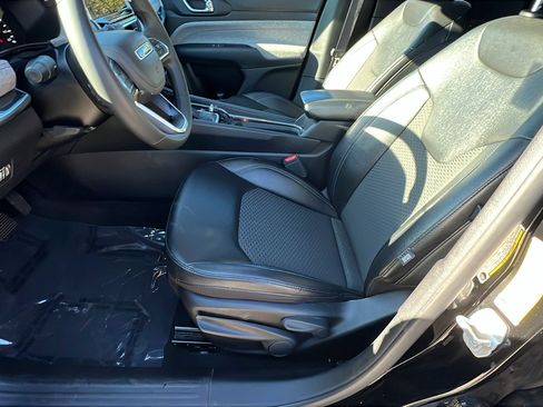 Used 2024 Jeep Compass Latitude image 16