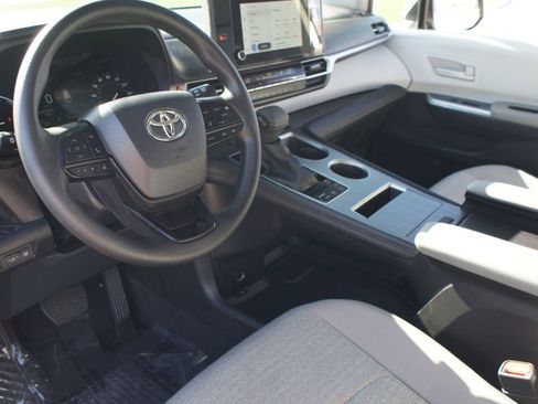 Used 2025 Toyota Sienna LE image 13