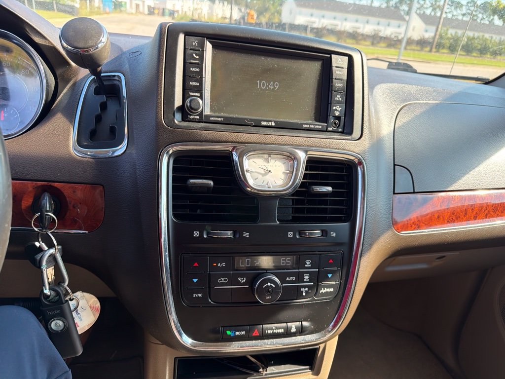 Used 2014 Chrysler Town & Country Touring FWD image 4
