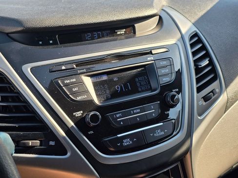 Used 2016 Hyundai Elantra SE image 25