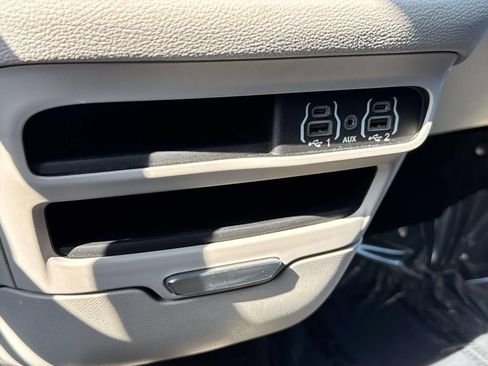 Used 2023 Chrysler Pacifica Touring-L FWD image 12