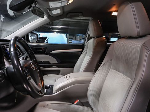 Certified 2019 Toyota Highlander Plus w/ Carpet Mat Package (TMS) FWD image 19