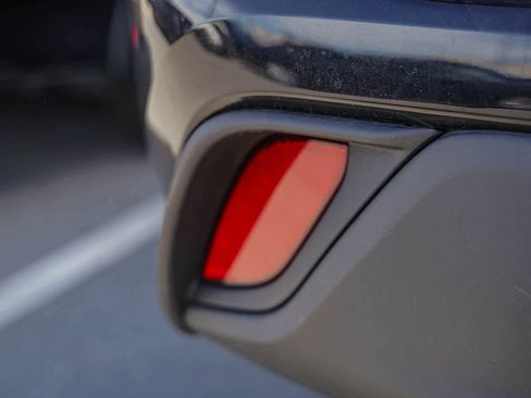 Used 2021 Toyota Highlander L image 16