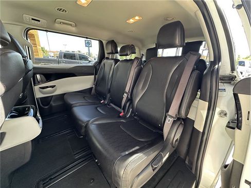 Used 2022 Kia Carnival EX FWD image 16