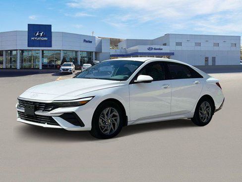 New 2025 Hyundai Elantra SEL image 2