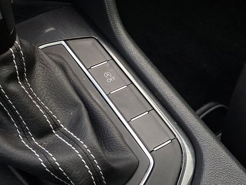 Used 2021 Volkswagen Tiguan SE w/ Panoramic Sunroof Package image 25