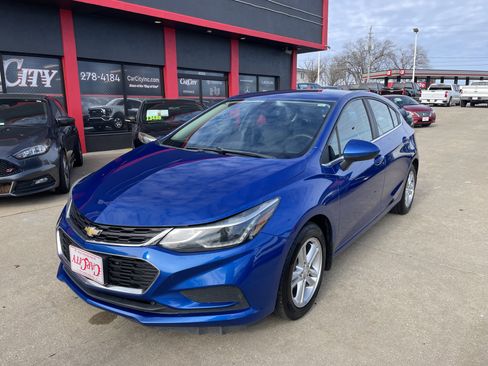 Used 2017 Chevrolet Cruze LT w/ Convenience Package image 2