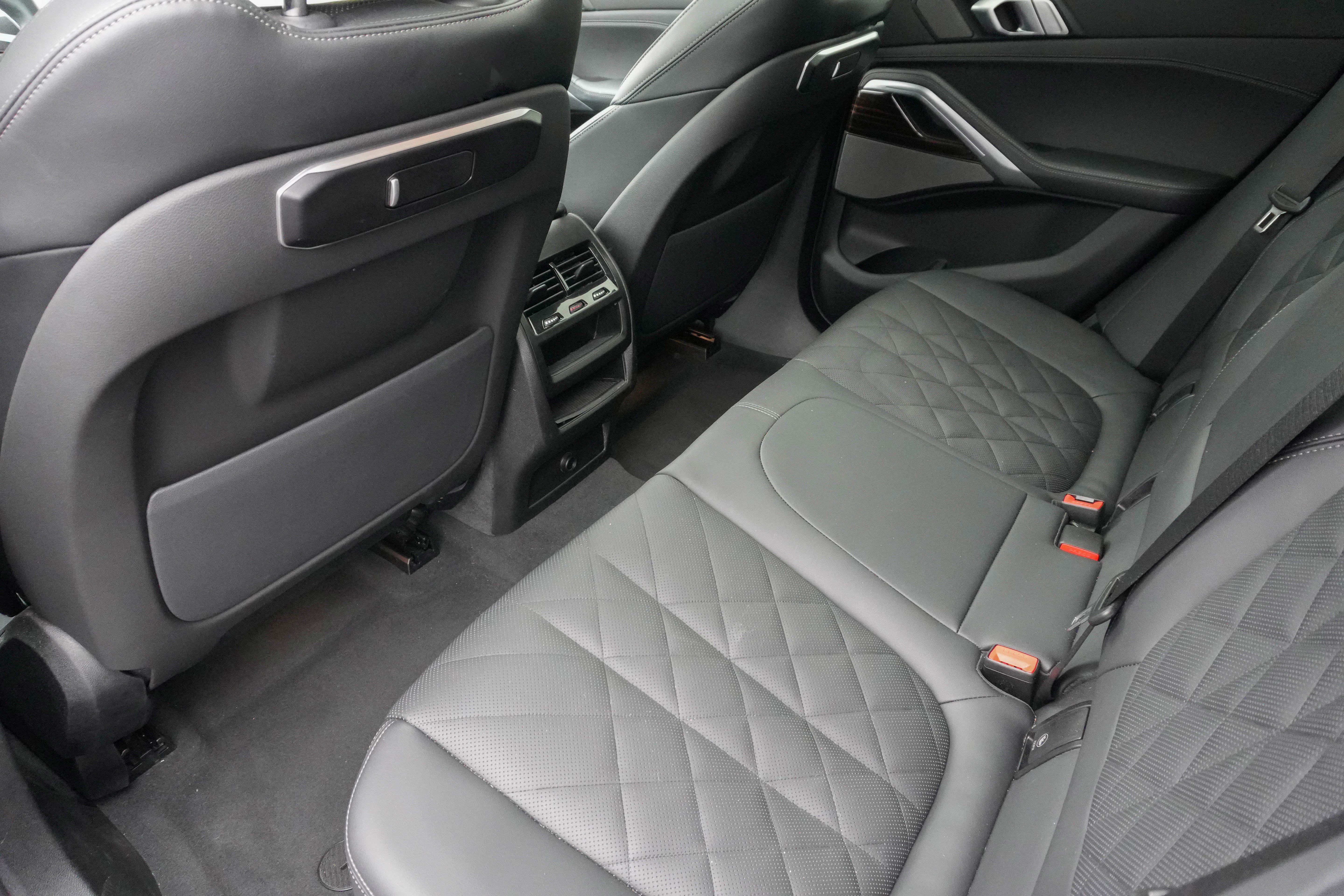 Certified 2025 BMW X6 xDrive40i AWD/4WD image 37