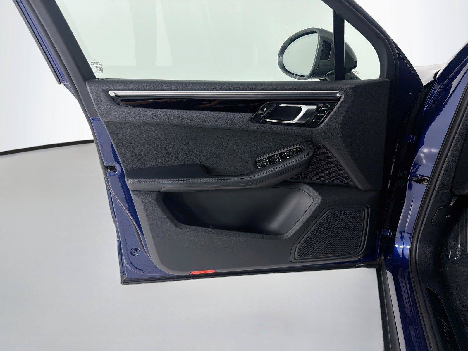 Used 2024 Porsche Macan AWD/4WD image 6