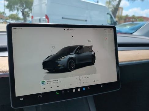 Used 2024 Tesla Model Y Performance image 12