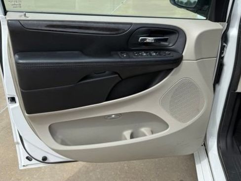 Used 2019 Dodge Grand Caravan SE w/ UConnect Hands-Free Group FWD image 14