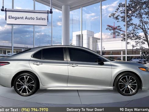 Used 2019 Toyota Camry SE FWD image 4