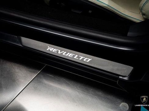 Used 2025 Lamborghini Revuelto image 41