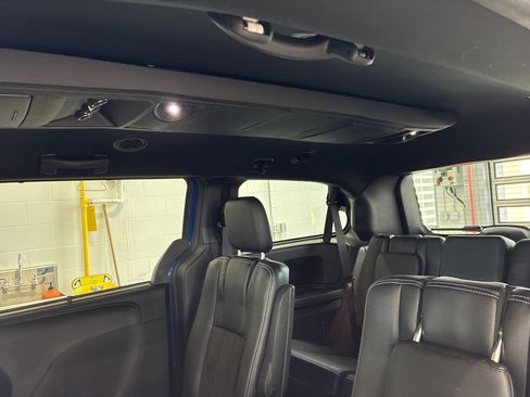 Used 2020 Dodge Grand Caravan SXT w/ Driver Convenience Group FWD image 15
