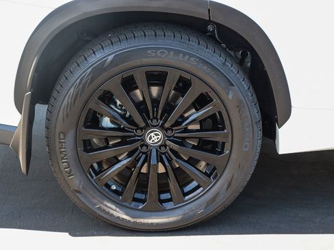 Certified 2024 Toyota Highlander XSE FWD image 9