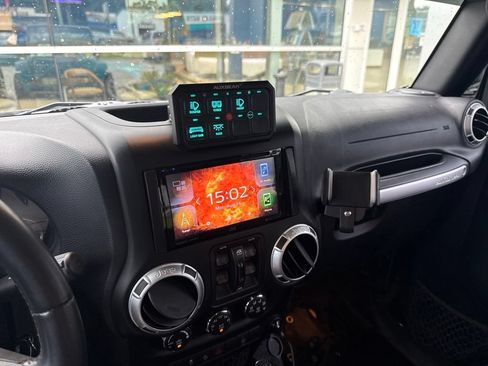 Used 2015 Jeep Wrangler Unlimited Rubicon w/ Connectivity Group AWD/4WD image 6