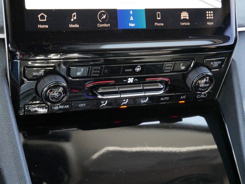 Used 2023 Jeep Grand Cherokee Limited w/ Black Appearance Package image 23