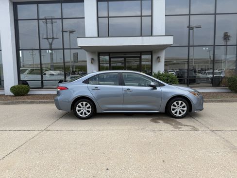 Used 2021 Toyota Corolla LE w/ Carpet Mat Package (TMS) FWD image 3