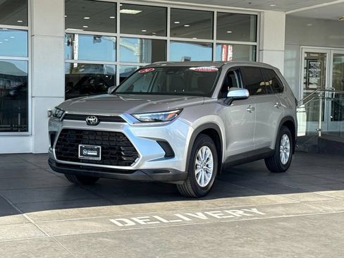 Certified 2024 Toyota Grand Highlander FWD image 2
