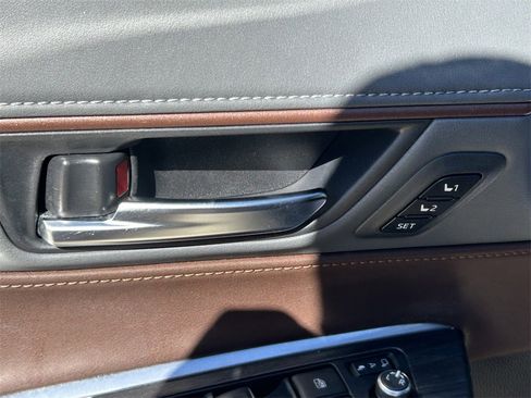 Used 2022 Toyota Venza Limited image 17