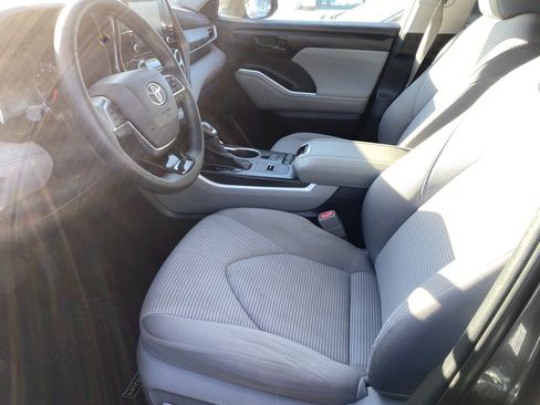Used 2020 Toyota Highlander LE FWD image 13