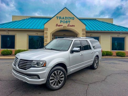 Used 2017 Lincoln Navigator L Select RWD image 27