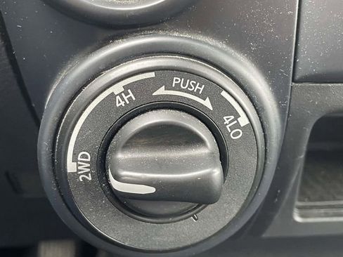 Used 2022 Nissan Titan SV image 22