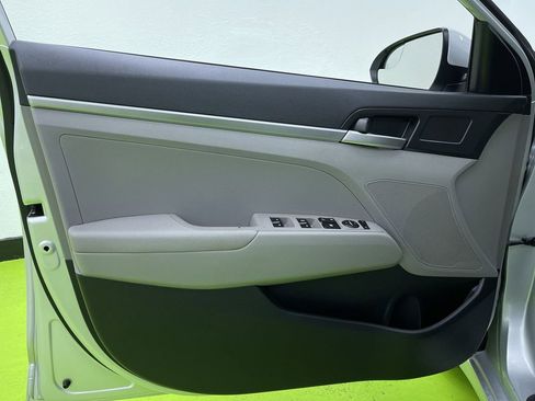 Used 2019 Hyundai Elantra SE image 15