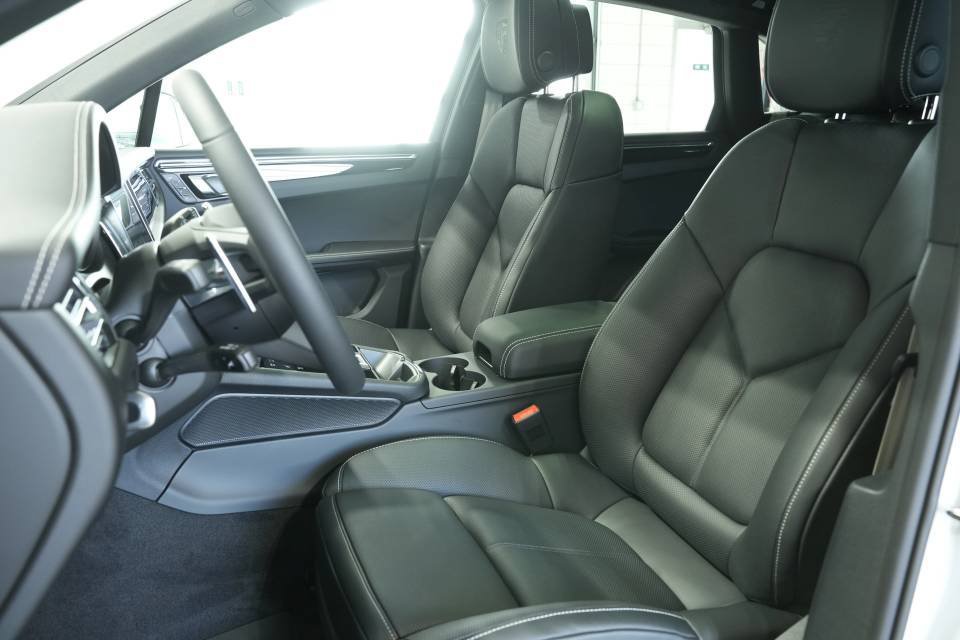 Certified 2025 Porsche Macan AWD/4WD image 5