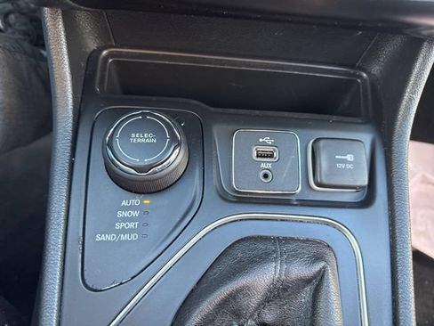 Used 2019 Jeep Cherokee Latitude w/ Cold Weather Group AWD/4WD image 19