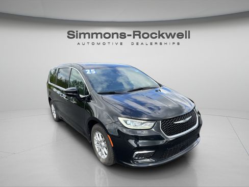 Used 2025 Chrysler Pacifica Select FWD image 7