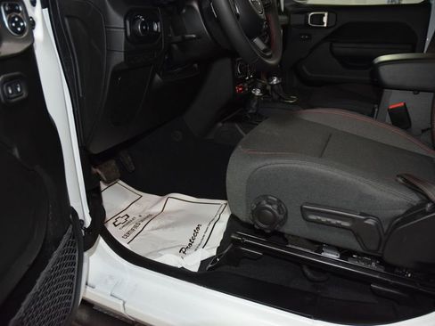 Used 2025 Jeep Wrangler Unlimited Rubicon image 38