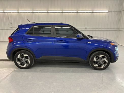 Used 2023 Hyundai Venue Limited FWD image 2
