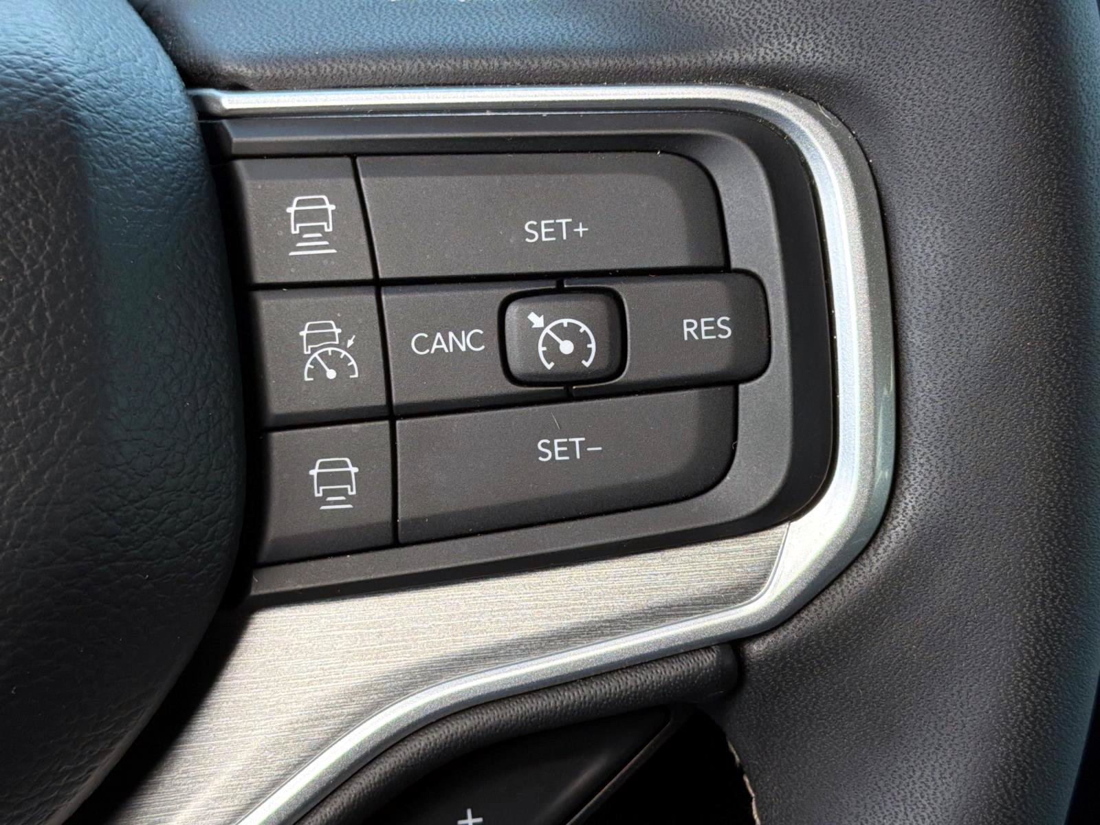 Used 2025 Jeep Wagoneer 4WD image 17
